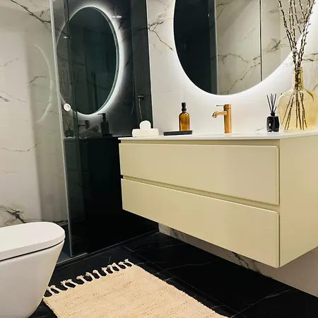 Downtown Luxury - *